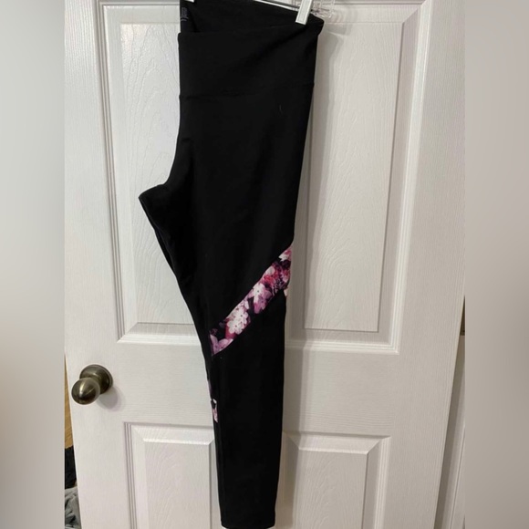 GAP Fit leggings / black leggings with pink floral design - Picture 2 of 4